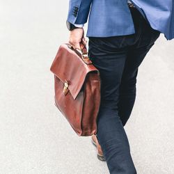 Ledertasche (Foto: Marten Bjork/unsplash.com)