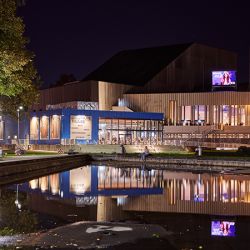 Badisches Staatstheater (Foto: Arno Kohlem)