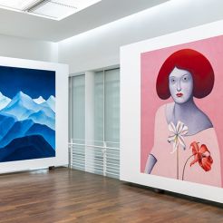 Mountains, 2023, Softpastellkreide auf Wand, 302,5 x 1713,4 cm; Portrait with Flowers, 2023, Softpastellkreide auf Wand, 3034 x 2335 cm