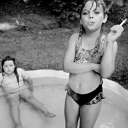 Mary Ellen Mark – „Amanda and her Cousin Amy – Amanda und ihre Cousine Amy, Valdese, North Carolina, USA 1990“